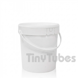 Secchio da 17 L con manico in plastica.
